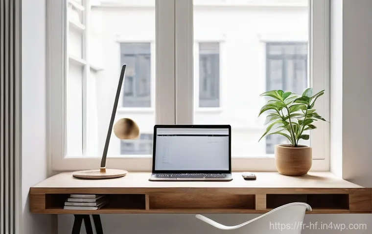 비대면 강의에서 수업 집중력 높이는 팁 - **Prompt:** A modern, minimalist home study space bathed in soft, natural light streaming through a ...